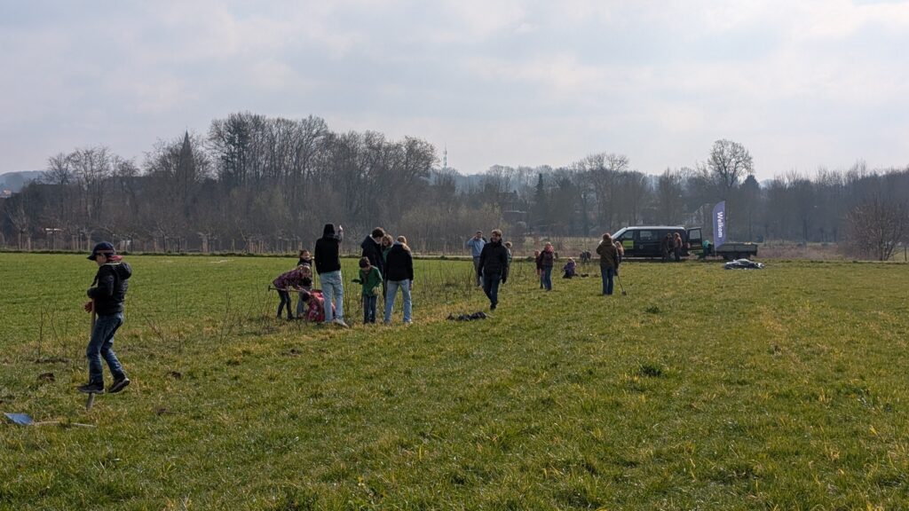 Natuurmonumenten, Trees for All en Scouting VKG planten bomen en struiken bij Absbroek